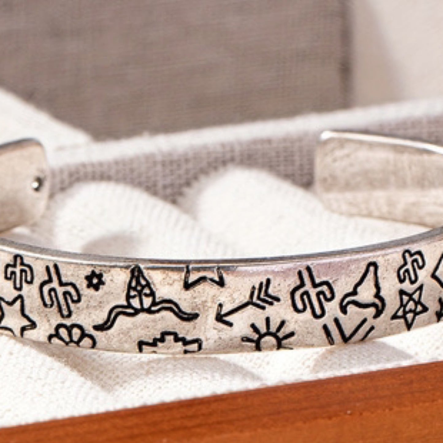 WESTERN DESIGN BRACELET